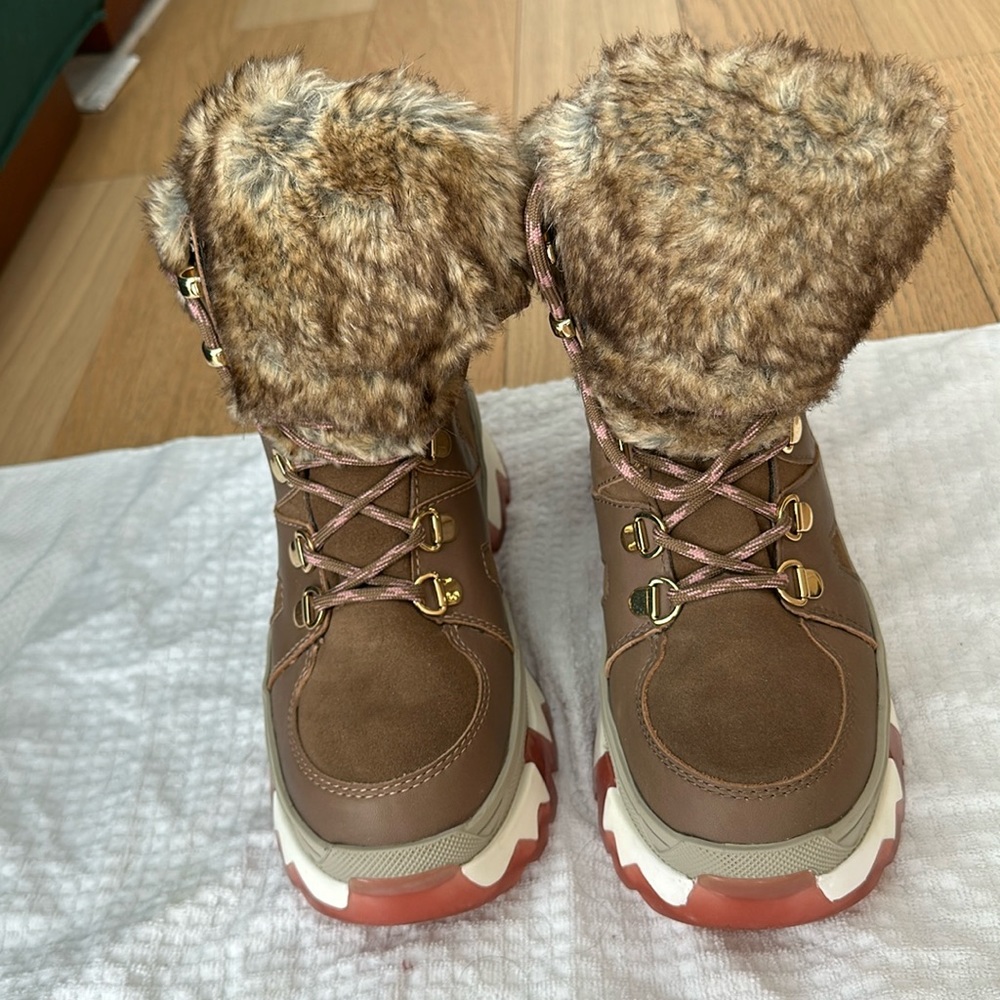 Cougar Shoes Winter Sneaker Boot Womens size 7